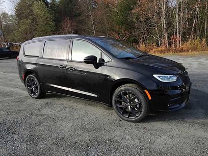New 2026 Chrysler Pacifica Limited w/ S Appearance Package