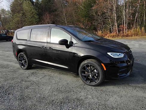 New 2026 Chrysler Pacifica Limited w/ S Appearance Package image 2