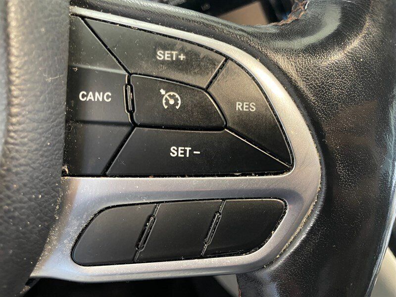 Used 2019 Chrysler Pacifica Touring-L FWD image 11