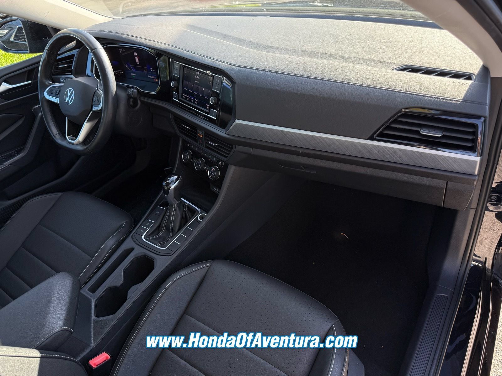 Used 2024 Volkswagen Jetta SE FWD image 8