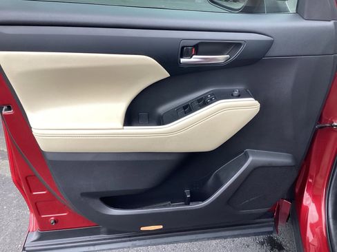 Used 2023 Toyota Highlander XLE image 25