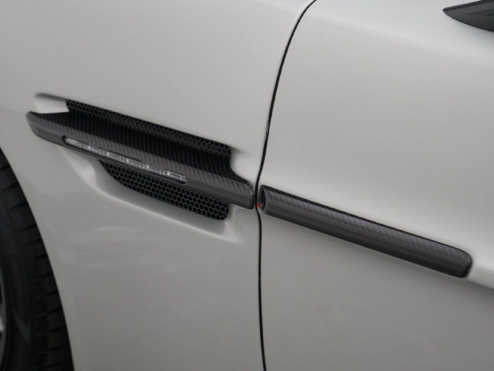 Used 2016 Aston Martin Vanquish Coupe RWD image 40