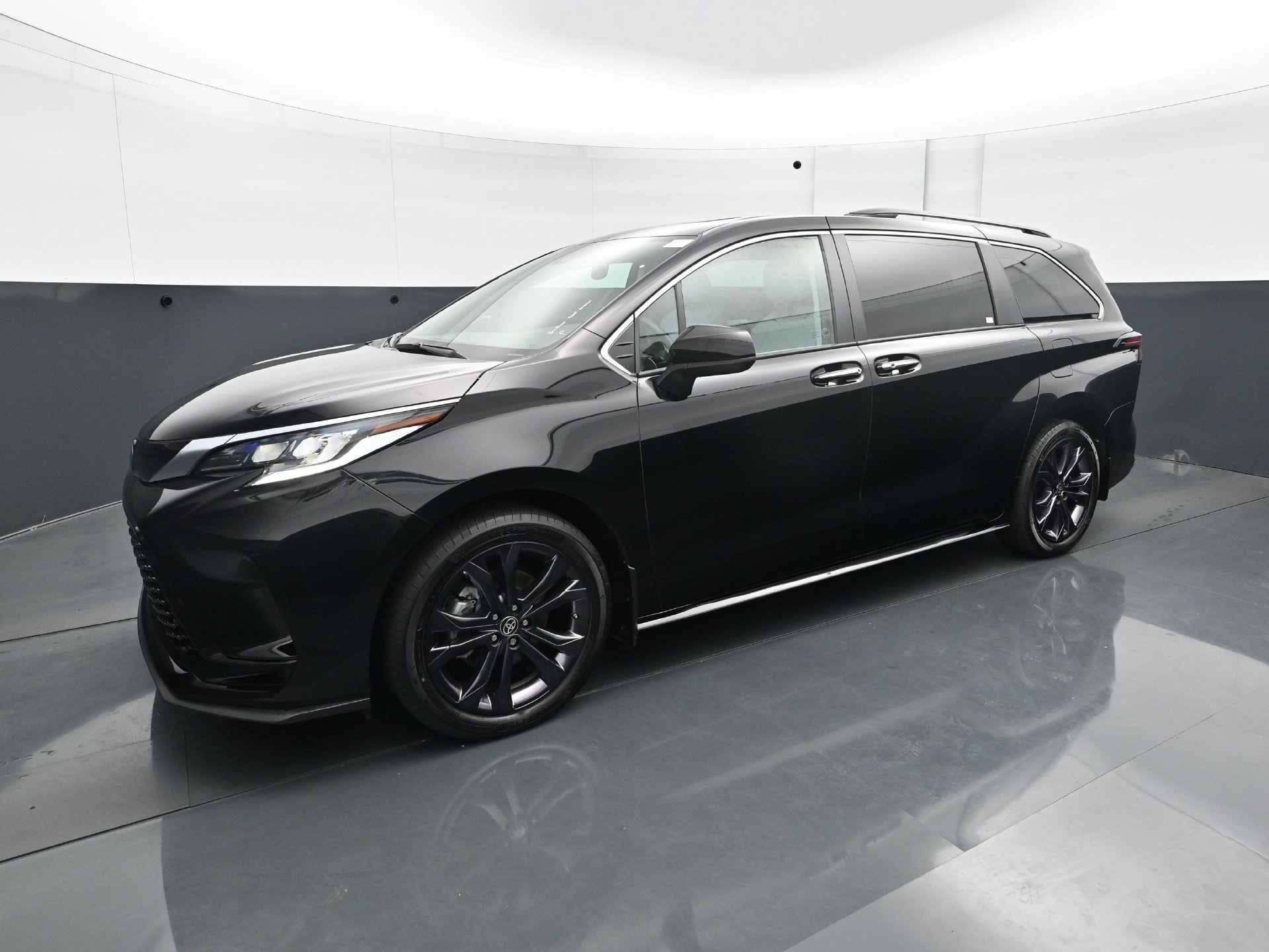 Used 2022 Toyota Sienna XSE FWD image 2