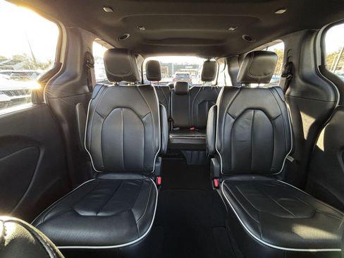 Used 2025 Chrysler Pacifica Limited image 42