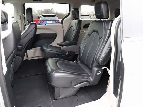 Used 2024 Chrysler Pacifica Touring-L image 19