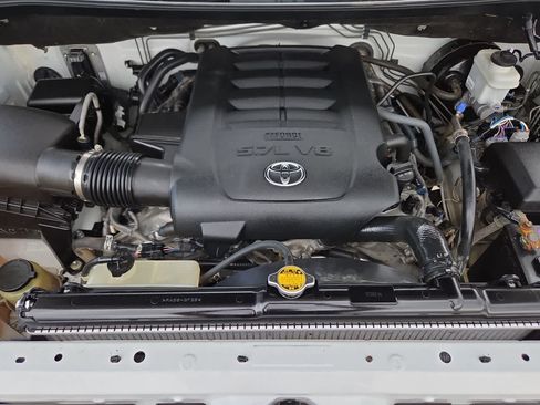 Used 2017 Toyota Tundra SR5 w/ SR5 Upgrade Package AWD/4WD image 13