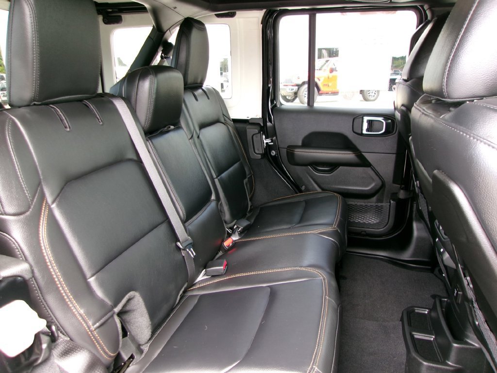 Used 2025 Jeep Wrangler Unlimited Sahara AWD/4WD image 17