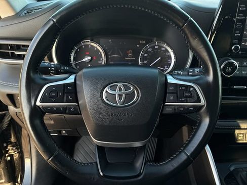 Used 2022 Toyota Highlander XLE FWD image 23