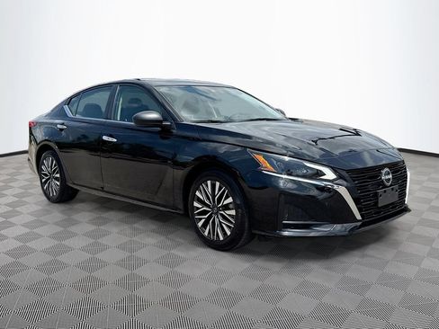 Used 2024 Nissan Altima 2.5 SV FWD image 3
