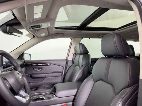 New 2025 Honda Pilot Touring image 14