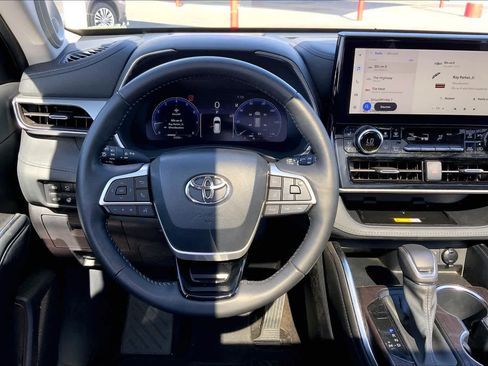 Used 2023 Toyota Highlander Platinum image 6