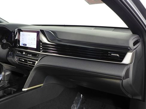 Used 2025 Toyota Camry SE w/ Convenience Package image 14