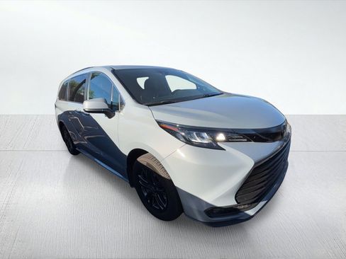 Used 2024 Toyota Sienna XLE Woodland Edition image 5