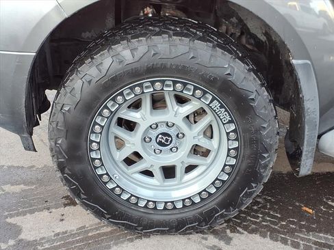 Used 2005 Nissan Pathfinder SE Off-Road RWD image 9