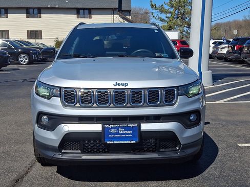 Used 2024 Jeep Compass Latitude AWD/4WD image 2
