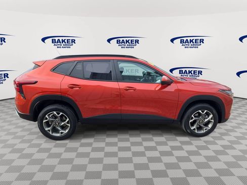 Used 2024 Chevrolet Trax LT w/ Driver Confidence Package FWD image 2