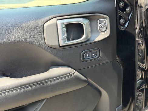 Used 2019 Jeep Wrangler Unlimited Sahara AWD/4WD image 14