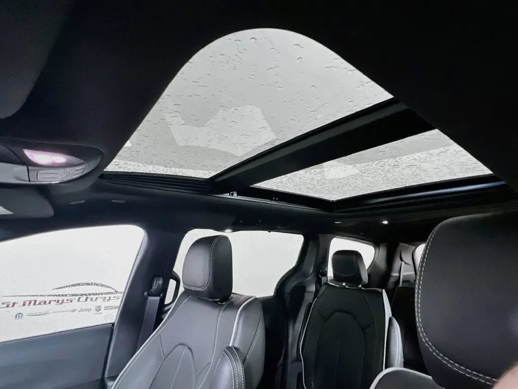 New 2027 Chrysler Pacifica Limited FWD image 23