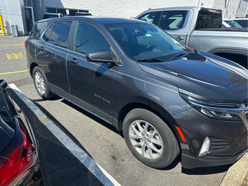 Used 2023 Chevrolet Equinox LT image 2