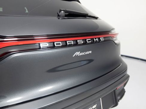 Certified 2025 Porsche Macan AWD/4WD image 35