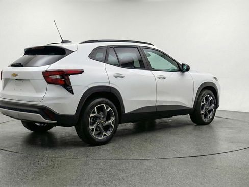 Used 2025 Chevrolet Trax LT w/ LT Convenience Package image 9