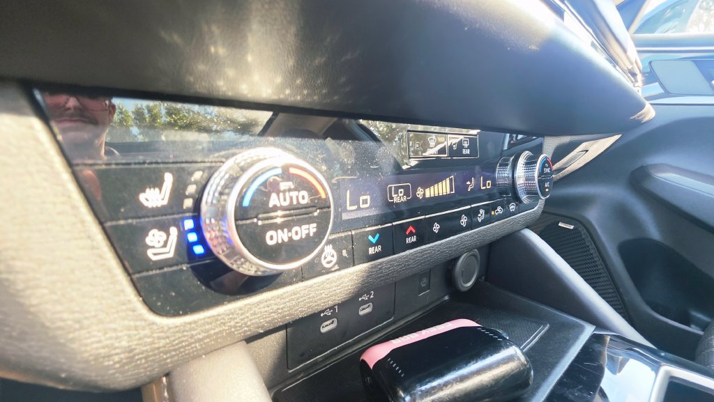 Used 2025 Mitsubishi Outlander AWD image 45