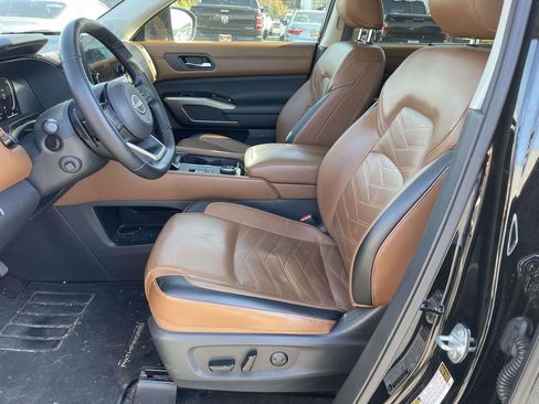 Used 2024 Nissan Pathfinder Platinum w/ Cargo Package image 29