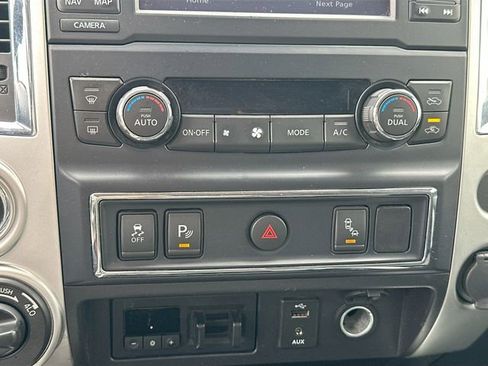 Used 2017 Nissan Titan SV image 16