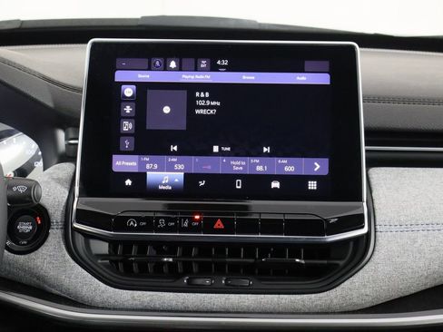 New 2024 Jeep Compass Latitude image 28