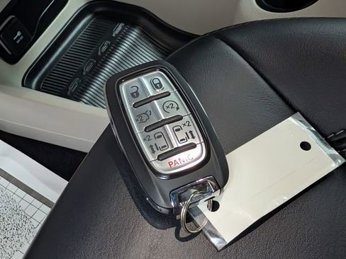 Used 2023 Chrysler Pacifica Touring-L AWD/4WD image 25