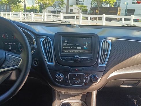 Used 2018 Chevrolet Malibu LT FWD image 17