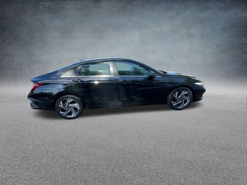 New 2025 Hyundai Elantra Limited image 24