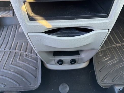 Used 2014 Chrysler Town & Country Touring image 29