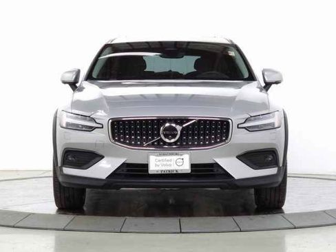 Certified 2025 Volvo V60 B5 Cross Country Plus image 2