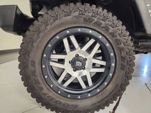 Used 2018 Jeep Wrangler Unlimited Rubicon w/ Connectivity Group AWD/4WD image 8