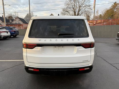 Used 2024 Jeep Wagoneer Series II w/ Flexible Seating Group image 7