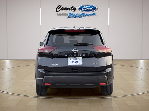 Used 2024 Nissan Rogue S image 4