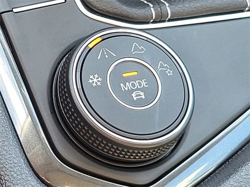 Used 2022 Volkswagen Tiguan SE w/ Panoramic Sunroof Package image 29