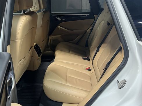 Used 2018 Porsche Macan w/ Premium Package image 14