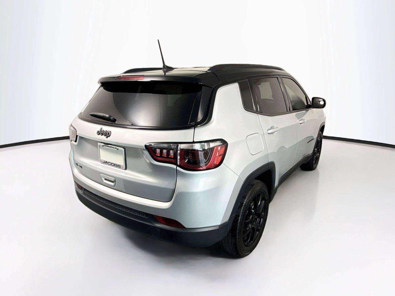 Used 2024 Jeep Compass Latitude w/ Convenience Group AWD/4WD image 5