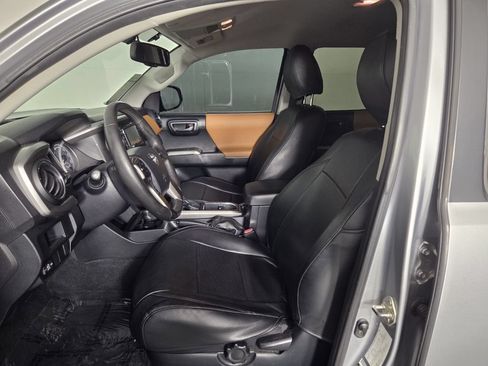 Used 2017 Toyota Tacoma TRD Sport RWD image 9