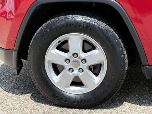 Used 2012 Jeep Grand Cherokee Laredo w/ Laredo E Group AWD/4WD image 9