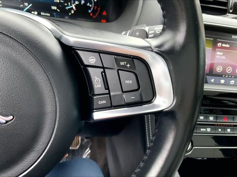 Used 2017 Jaguar F-PACE R-Sport image 23