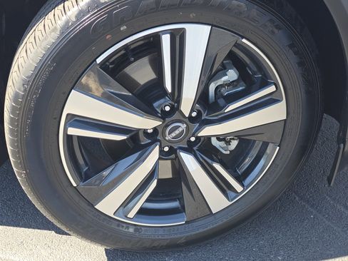 Used 2025 Nissan Rogue SL w/ Tech Package image 14