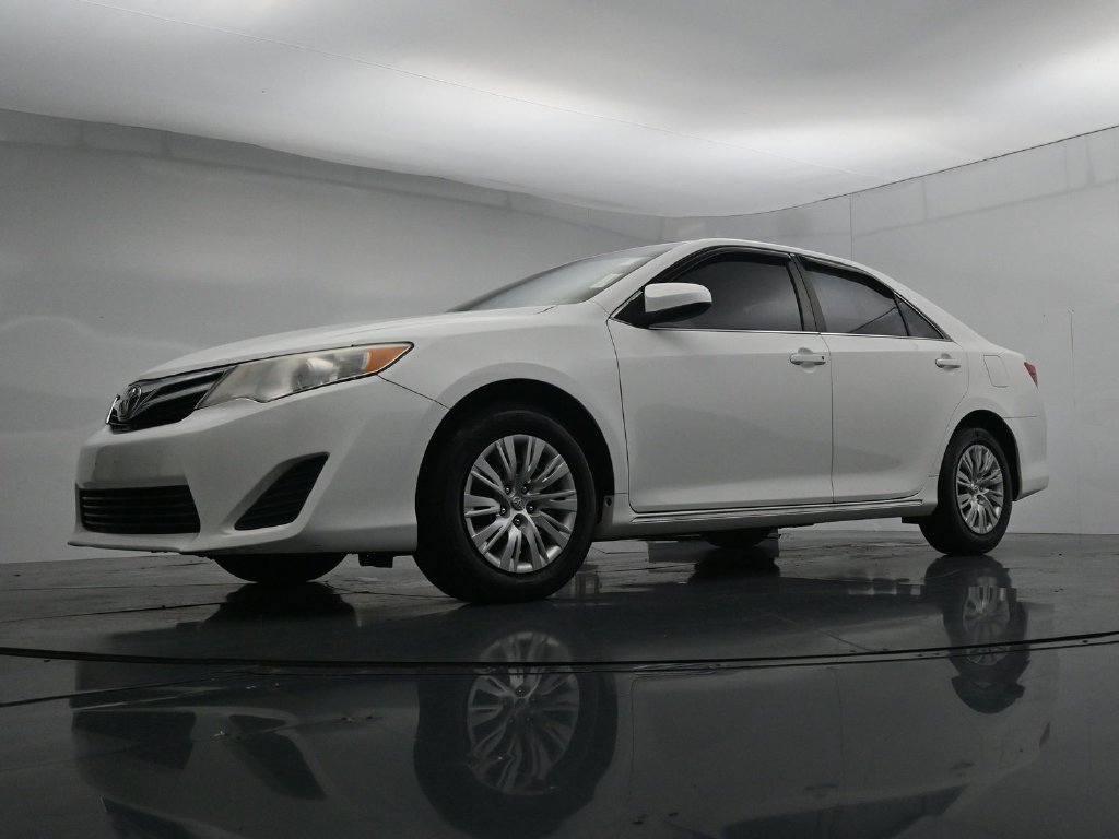 Used 2014 Toyota Camry LE FWD image 38