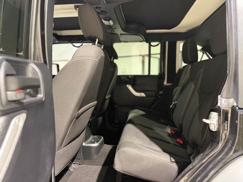 Used 2016 Jeep Wrangler Unlimited Rubicon w/ Connectivity Group AWD/4WD image 12