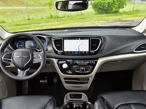Certified 2023 Chrysler Pacifica Touring-L w/ Uconnect Theater Family Group FWD image 18