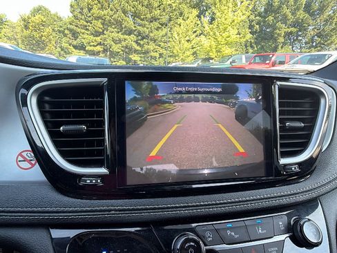 Used 2025 Chrysler Pacifica Limited FWD image 34