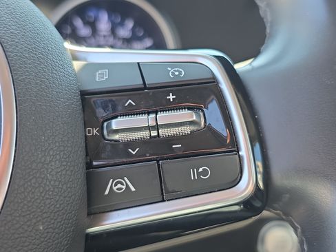 Used 2024 Kia Carnival LX FWD image 27