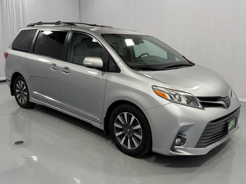 Used 2020 Toyota Sienna Limited Premium image 3